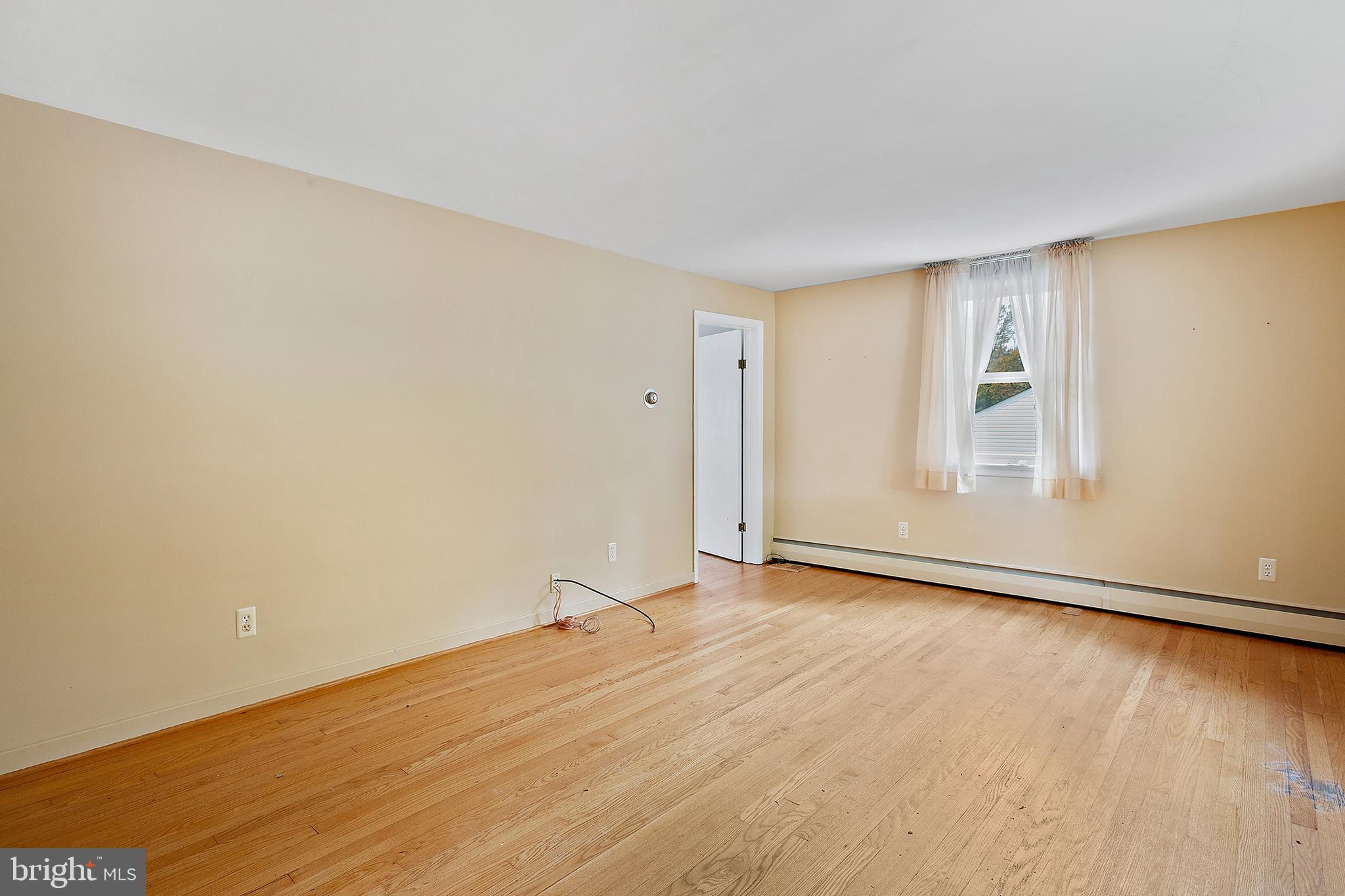 21610 Parker Road Freeland, MD 21053 - Photo 5 of 33 Living room
