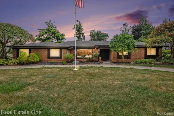 $625,000 | 11584 Chicago Road, Warren, MI 48093