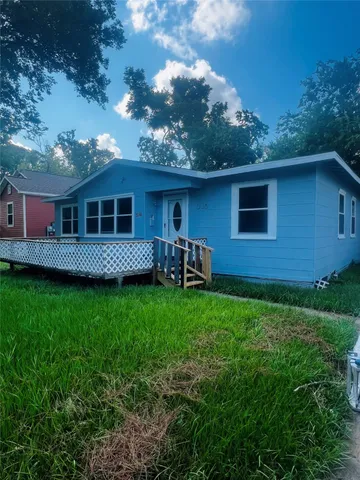 a view of a house with a backyard