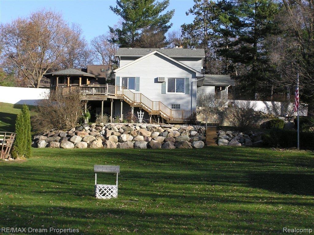 2937 East Buno Road Milford, MI 48381 - Photo 19 of 25 Side View of House