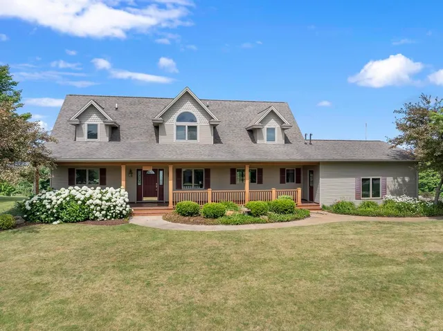 $869,900 | 136 Lakeridge Trail, Boyne City, MI 49712