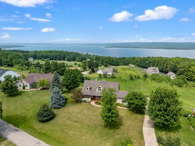 $869,900 | 136 Lakeridge Trail, Boyne City, MI 49712
