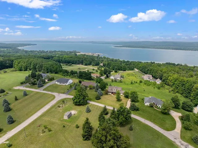 $869,900 | 136 Lakeridge Trail, Boyne City, MI 49712