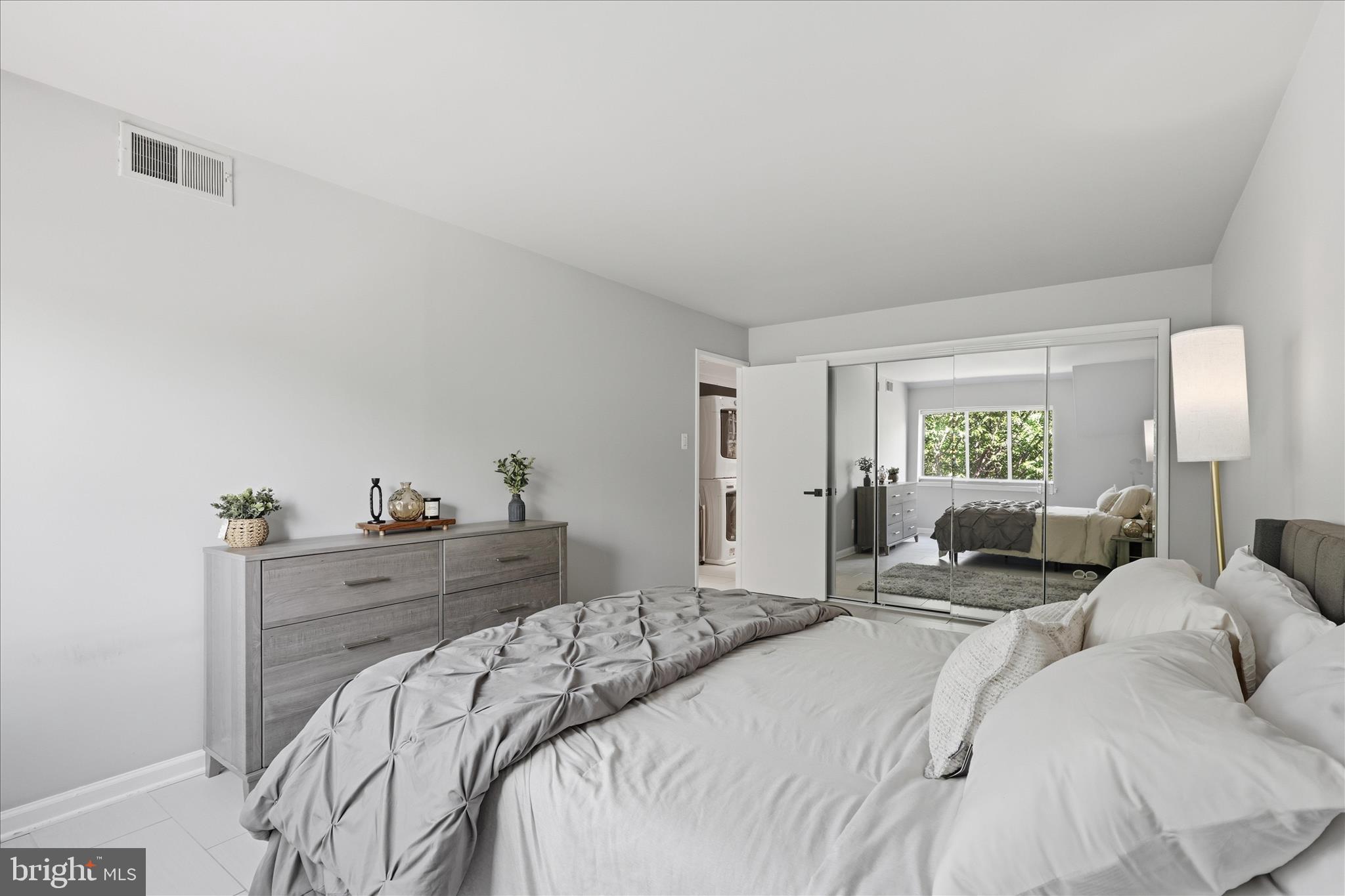 1661 Parkcrest Circle, Unit 5A/300 Reston, VA 20190 - Photo 11 of 22 a bedroom with a bed and a dresser