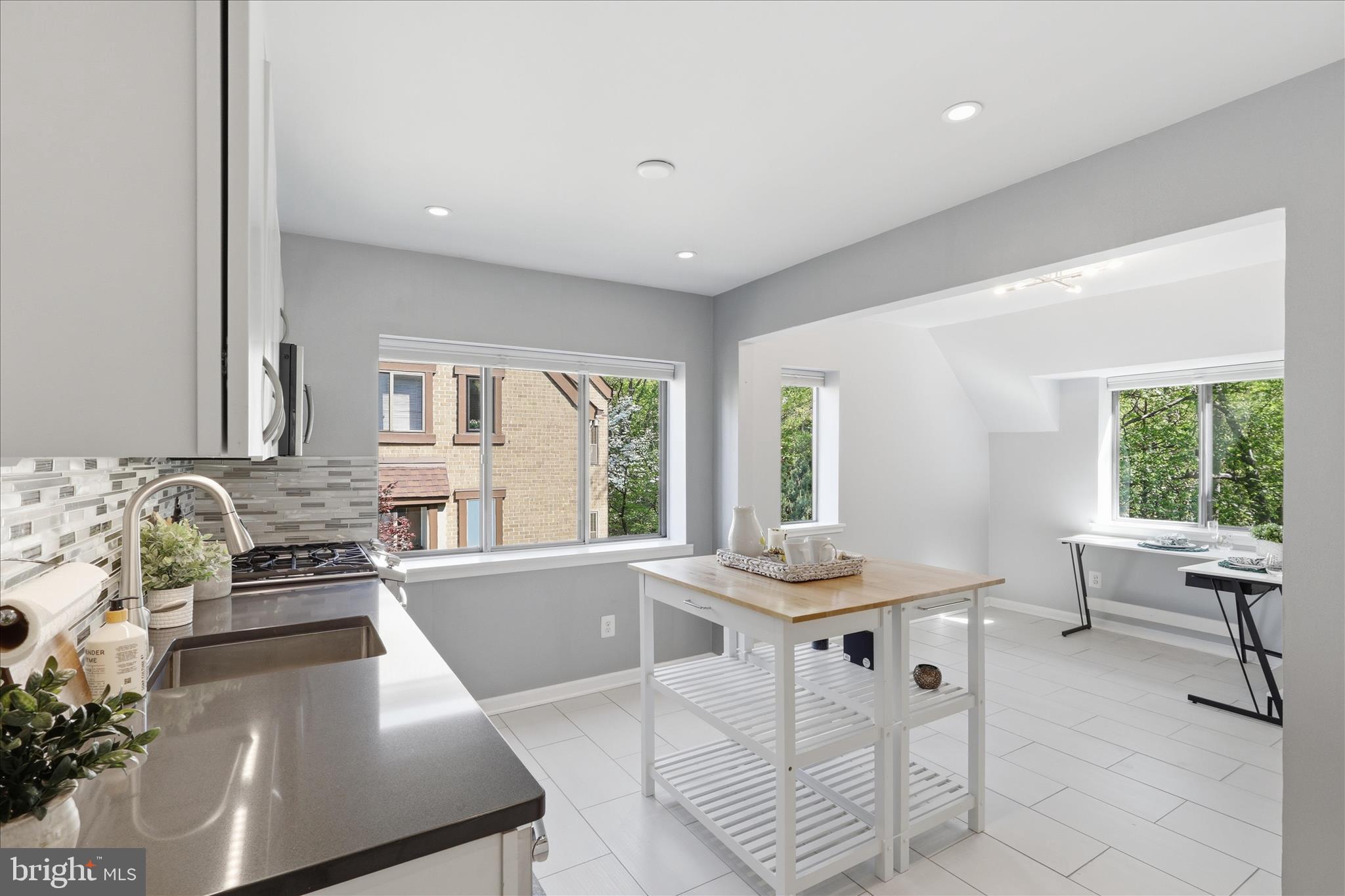 1661 Parkcrest Circle, Unit 5A/300 Reston, VA 20190 - Photo 9 of 22 a room with furniture and windows
