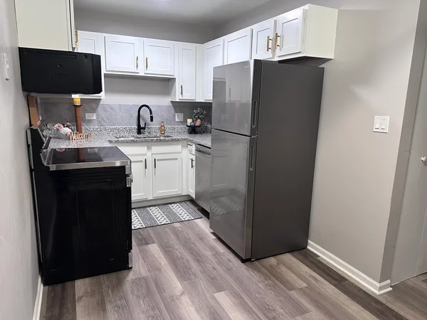 $2,000 | 2600 Light Road, Unit 207, Oswego, IL 60543