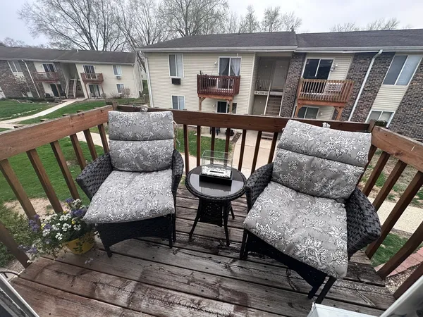 $2,000 | 2600 Light Road, Unit 207, Oswego, IL 60543