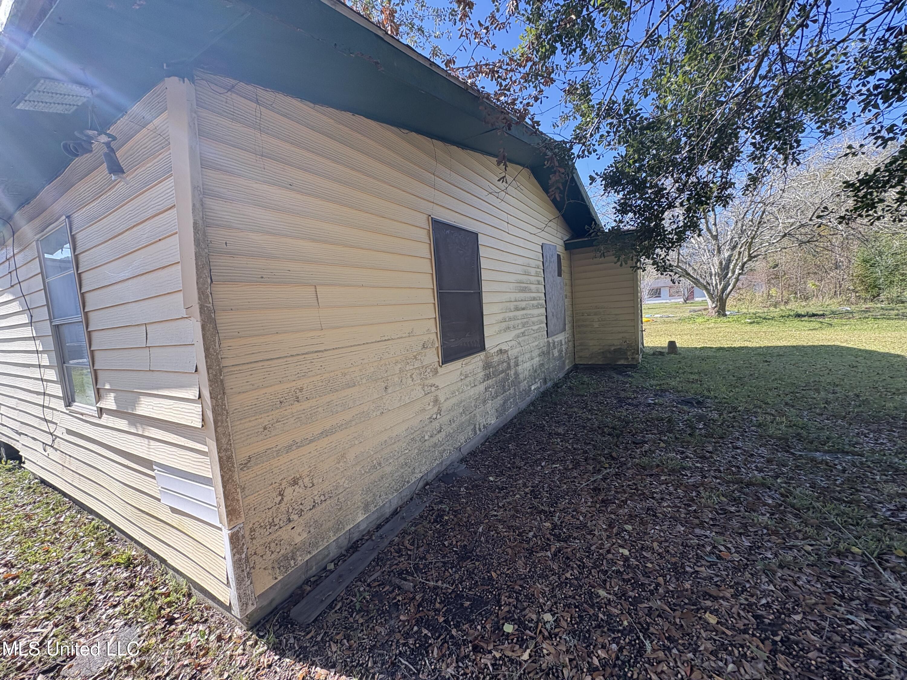 5213 Meridian Street Moss Point, MS 39563 - Photo 4 of 14 IMG_3613