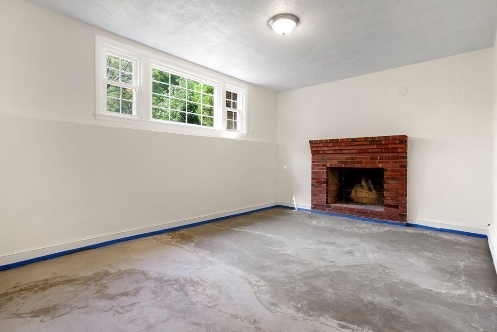 36 Putnam Road Bedford, MA 01730 - Photo 11 of 15 an empty room with windows