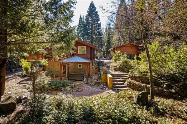 a view of a chairs setting in a backyard