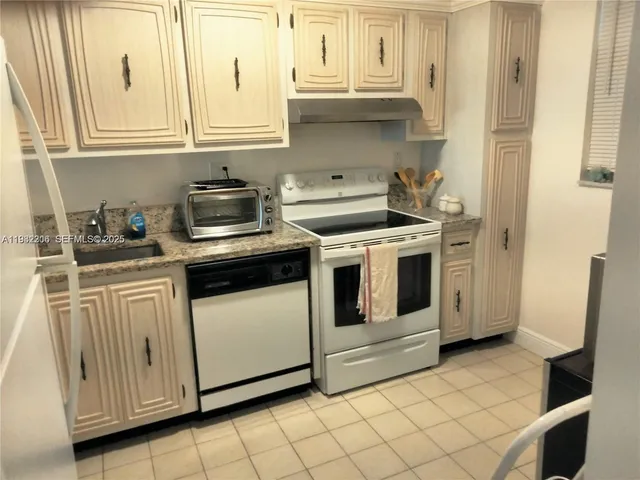 $1,700 | 3801 Environ Boulevard, Unit 219, Lauderhill, FL 33319