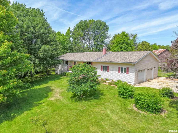 $270,000 | 2 Hickory Lane, Carlinville, IL 62626
