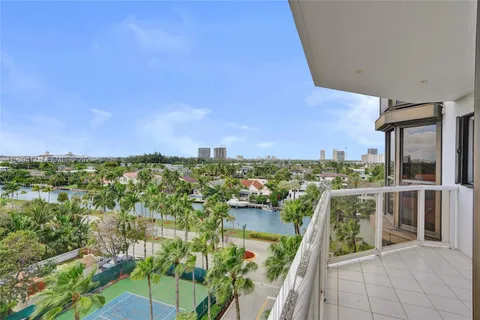 $680,000 | 3598 Yacht Club Drive, Unit 702, Aventura, FL 33180