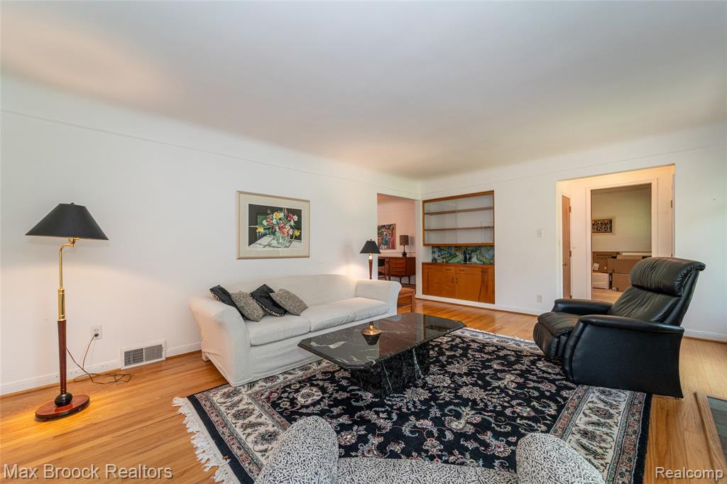 16926 Beverly Road Beverly Hills, MI 48025 - Photo 2 of 25
