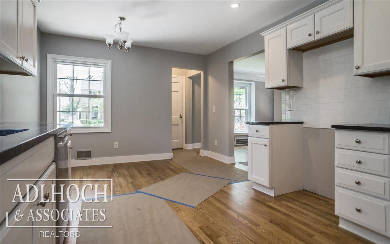 412 Lothrop Road Grosse Pointe, MI 48236 - Photo 10 of 29 31291516-9.JPG