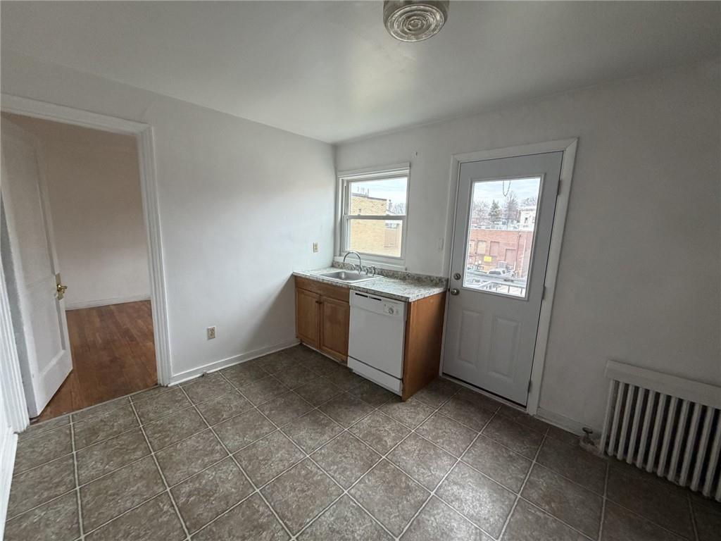 5839 Darlington Road, Unit 4 Pittsburgh, PA 15217 - Photo 12 of 21 an empty room with windows