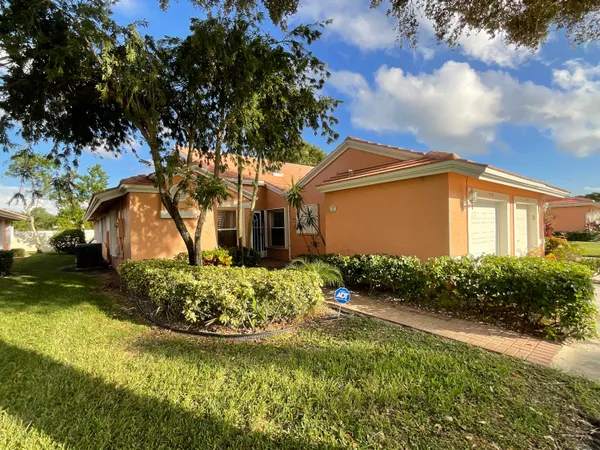 $2,700 | 5570 Royal Lake Circle, Boynton Beach, FL 33437