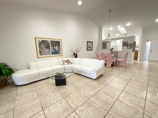 $2,700 | 5570 Royal Lake Circle, Boynton Beach, FL 33437