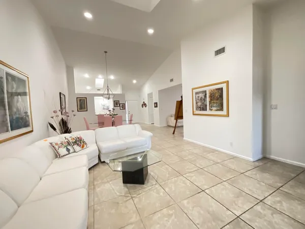 $2,700 | 5570 Royal Lake Circle, Boynton Beach, FL 33437