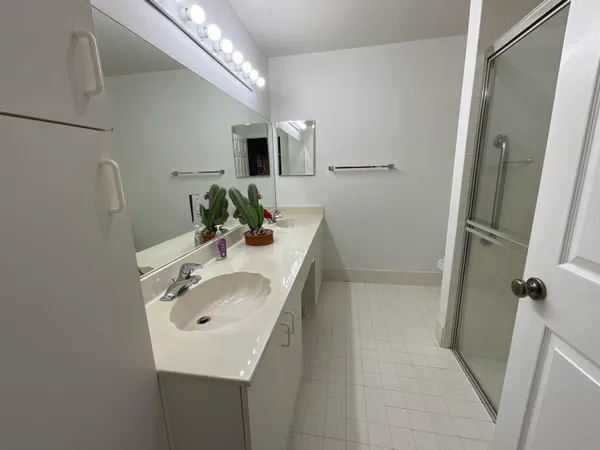 $2,700 | 5570 Royal Lake Circle, Boynton Beach, FL 33437