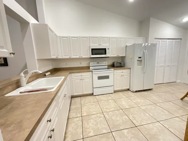 $2,700 | 5570 Royal Lake Circle, Boynton Beach, FL 33437