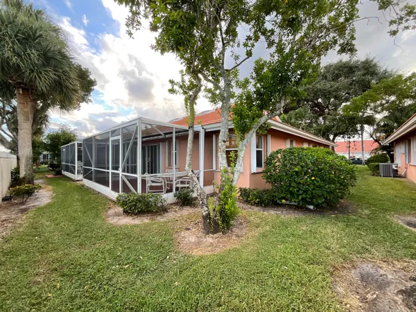 $2,700 | 5570 Royal Lake Circle, Boynton Beach, FL 33437