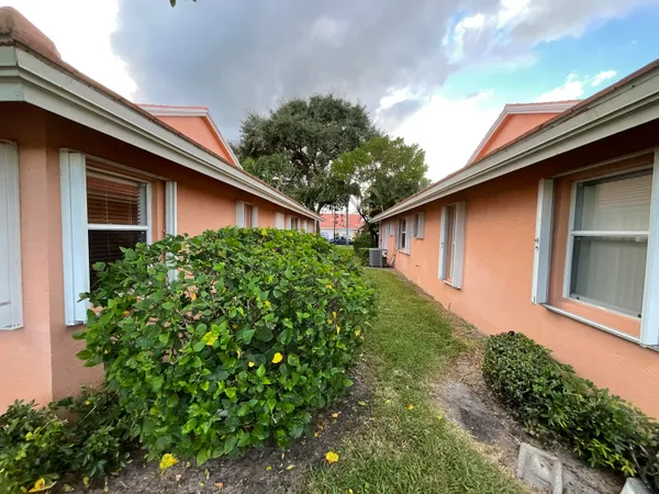 $2,700 | 5570 Royal Lake Circle, Boynton Beach, FL 33437