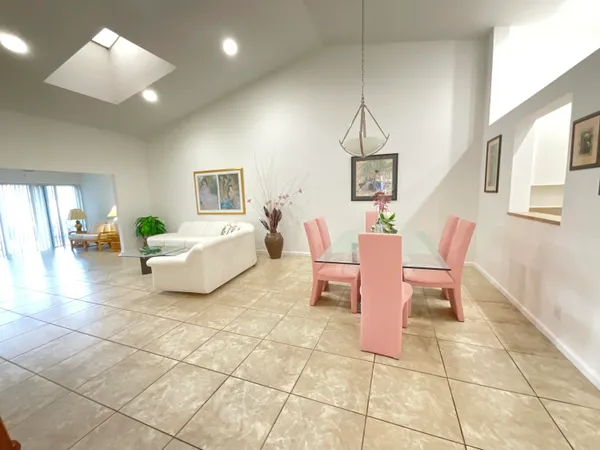 $2,700 | 5570 Royal Lake Circle, Boynton Beach, FL 33437