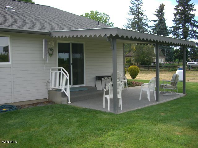 3303 Wiley Road Yakima, WA 98903 - Photo 8 of 9 a view of backyard with dining area and outdoor seating