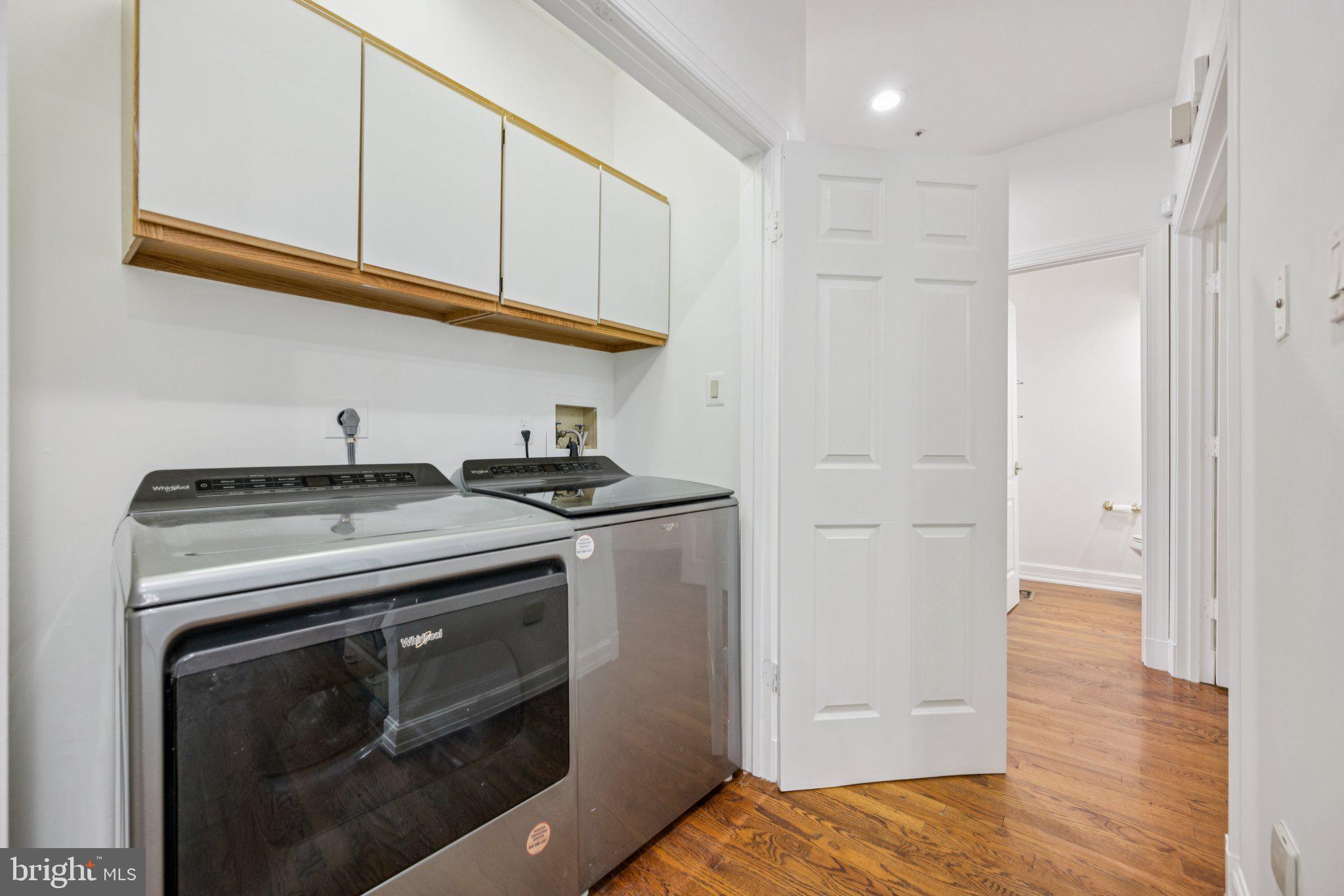 5819 Madaket Road Bethesda, MD 20816 - Photo 40 of 50 a kitchen with a stove and a microwave