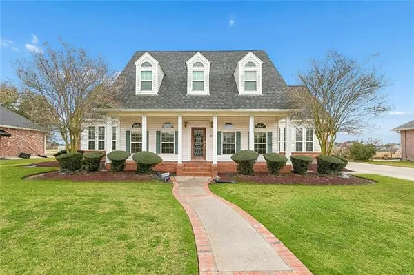 $499,000 | 1304 Lake Louise Drive, Gretna, LA 70056