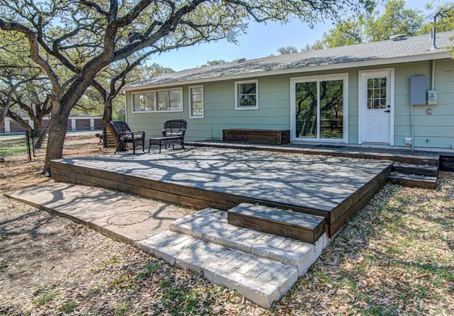 a view of a house with backyard