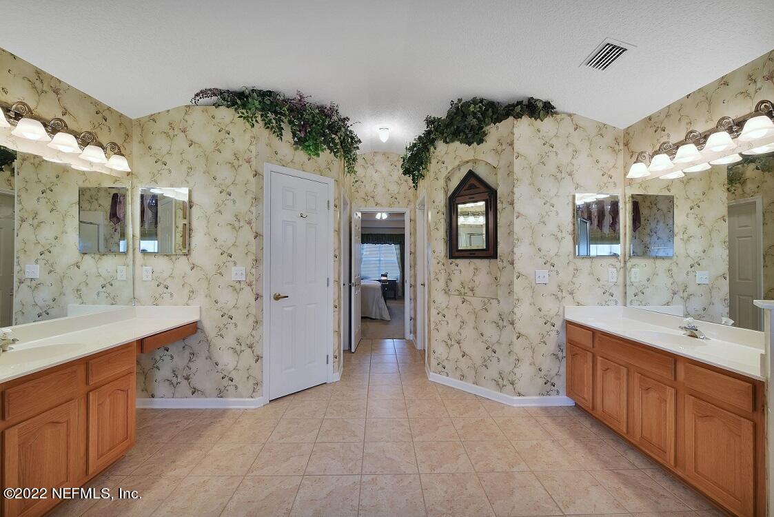10945 Falkland Road Jacksonville, FL 32221 - Photo 26 of 36 Master Bathroom