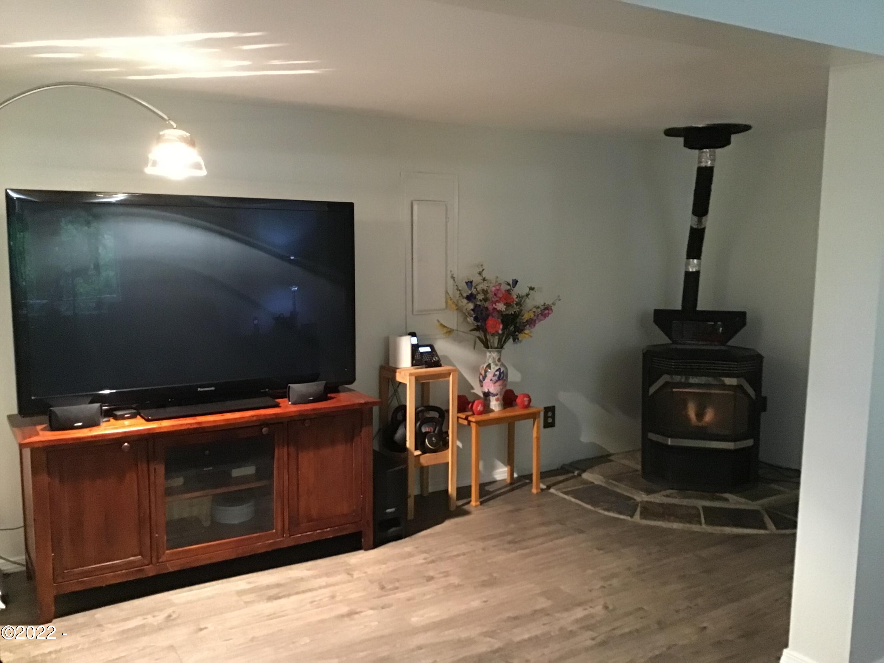 622 North New Bridge Road Otis, OR 97368 - Photo 8 of 51 Living Room