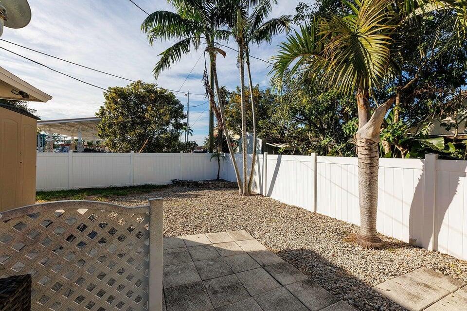 2935 Lake Worth Road Palm Springs, FL 33461 - Photo 21 of 22 a view of a backyard