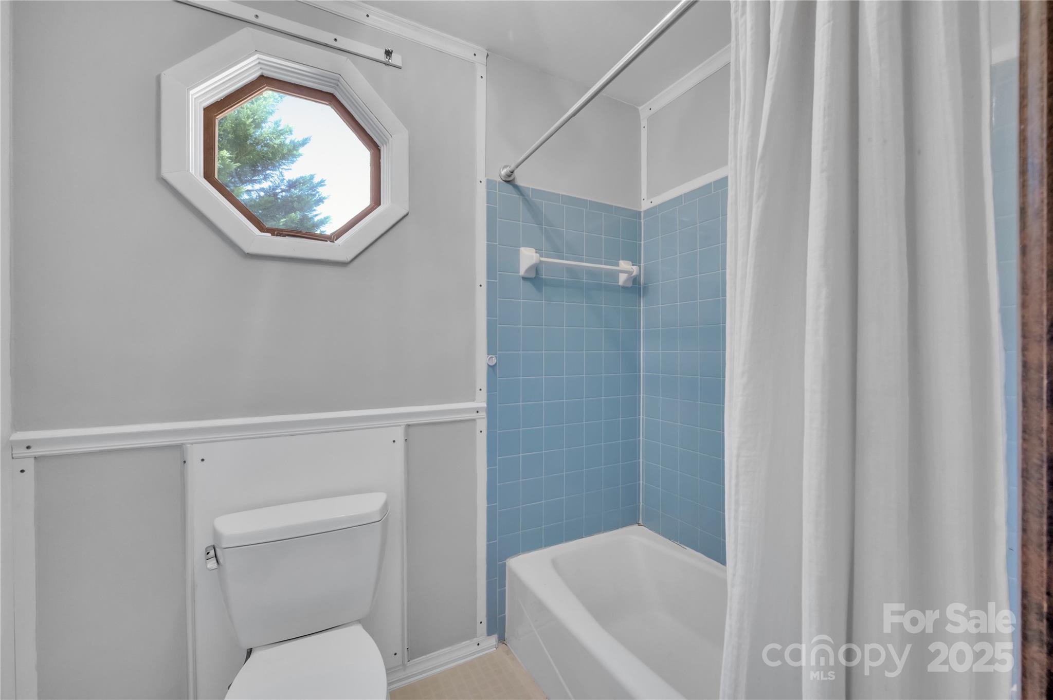 702 Trail Ridge Road Matthews, NC 28105 - Photo 18 of 36 a bathroom with a toilet and a bathtub