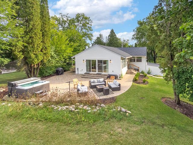 238 Castle Terrace Avenue, Fontana, WI 53125