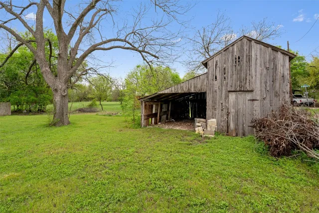 a view of a house with backyard and garden