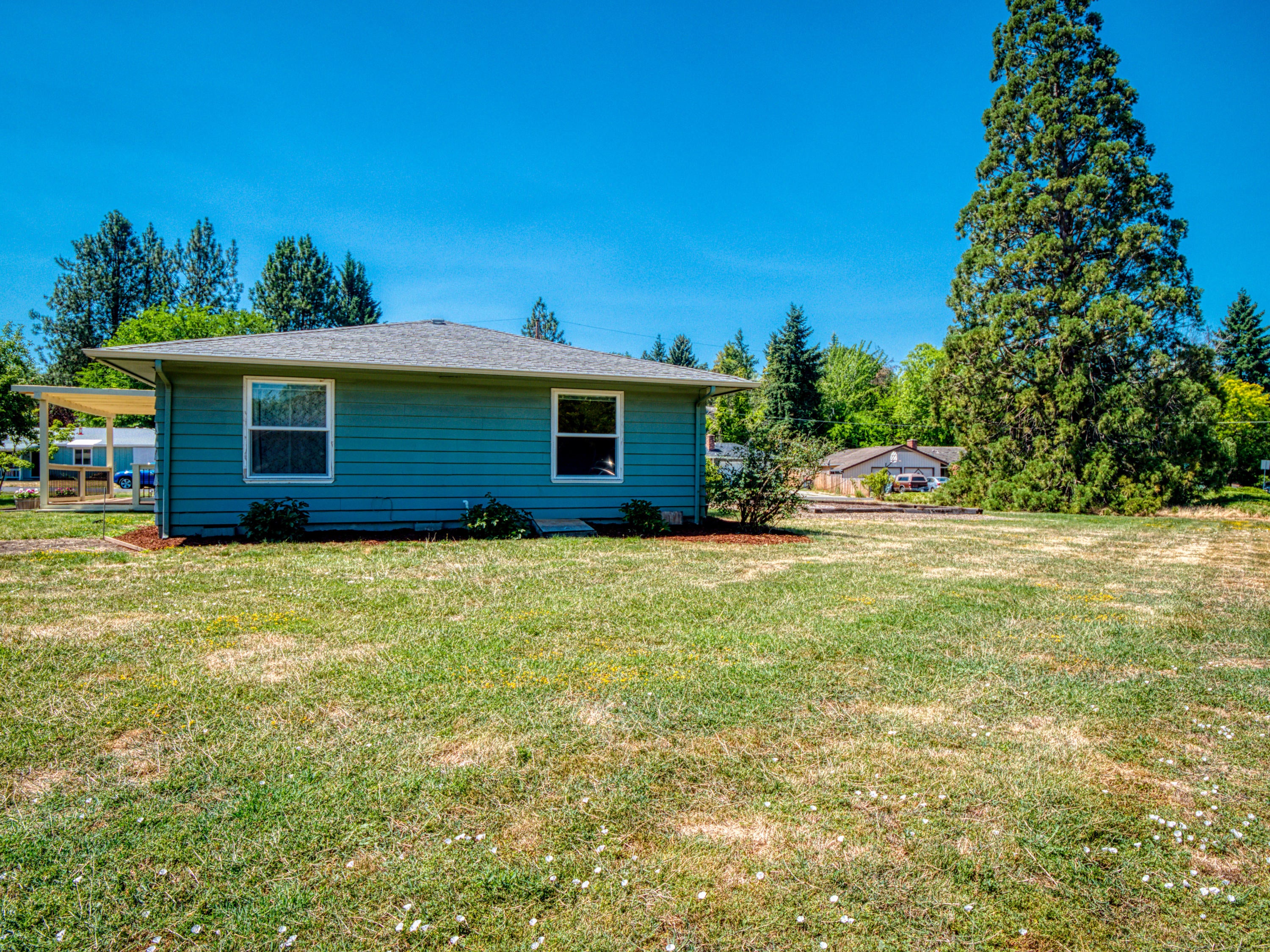 2725 Ruth Drive Medford, OR 97504 - Photo 26 of 29 Side 2