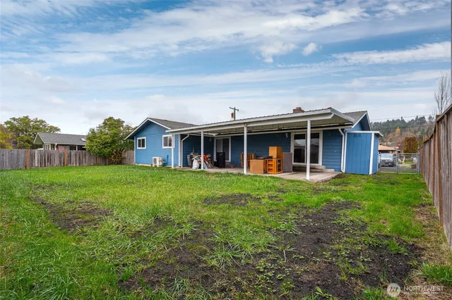 a view of a house with yard and front view