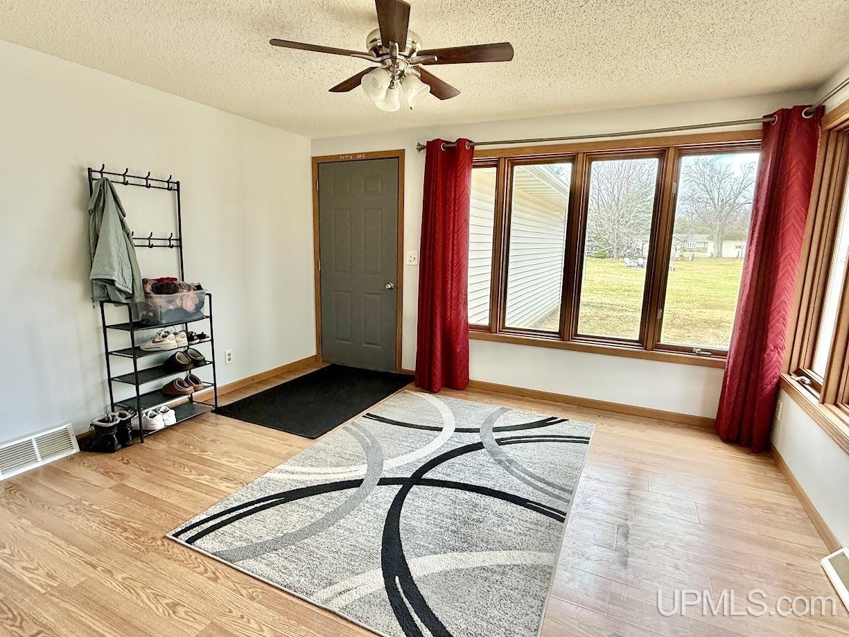 6820 Charles Place Escanaba, MI 49829 - Photo 4 of 27