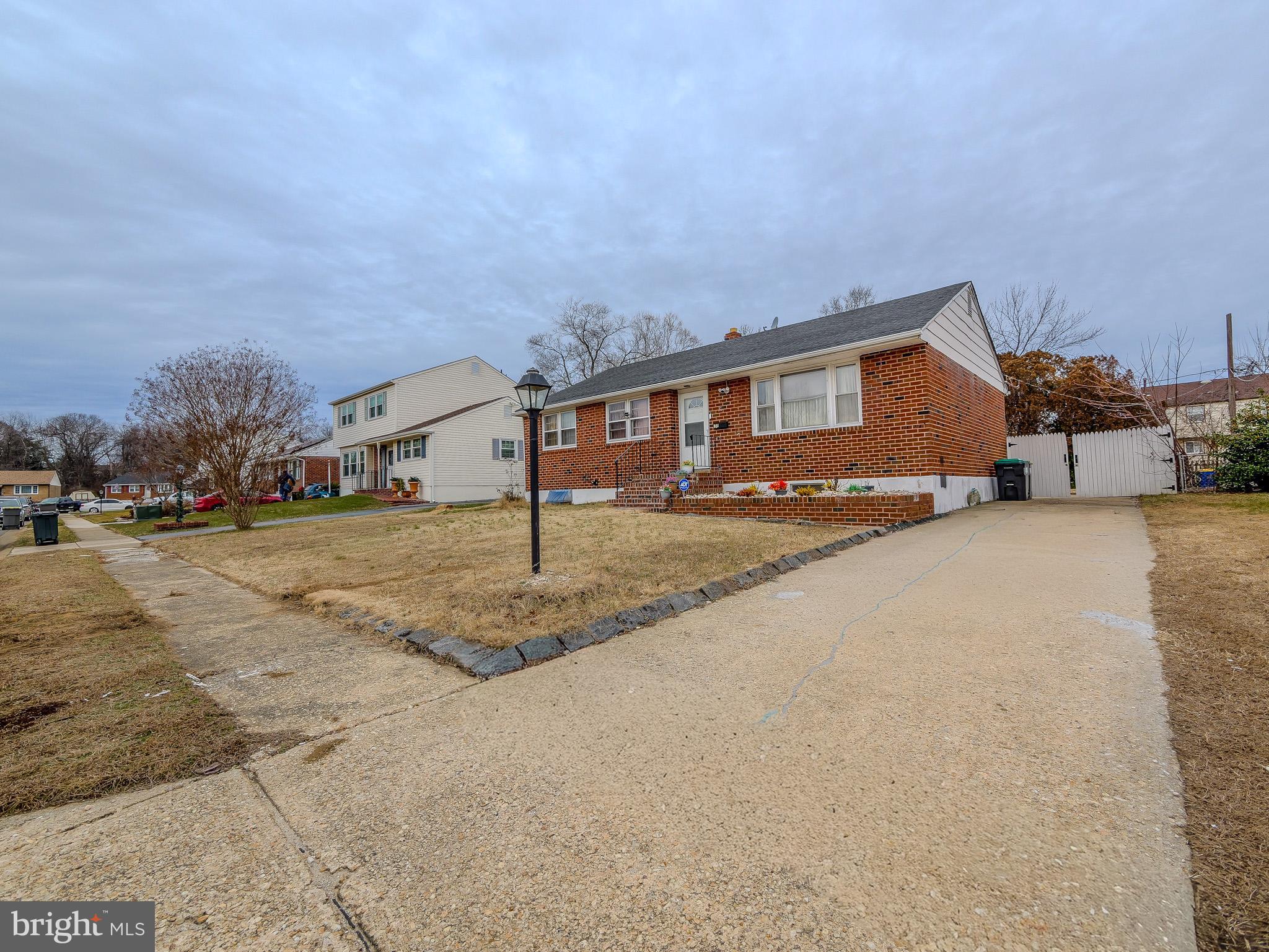 38 Pendleton Court New Castle, DE 19720 - Photo 3 of 57 Side View - long driveway