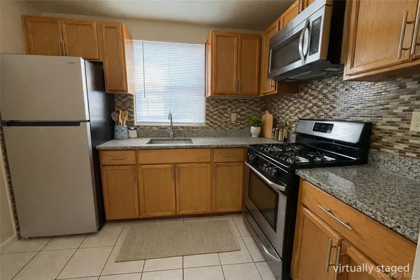 $2,400 | 451 Fulton Avenue, Unit 1L/2L, Hempstead, NY 11550