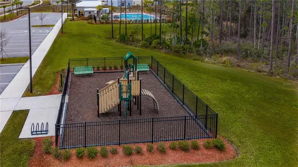 a view of a back yard