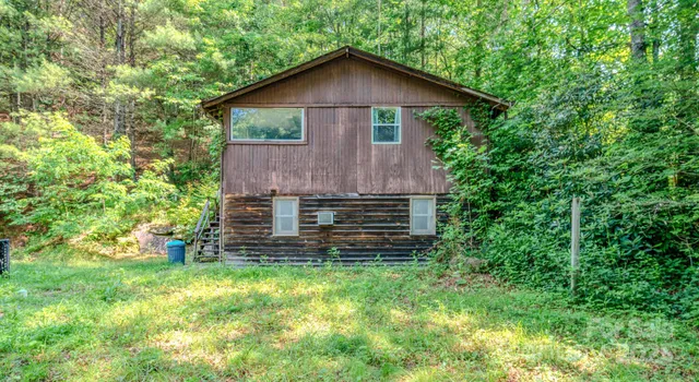 a view of a house with backyard and garden