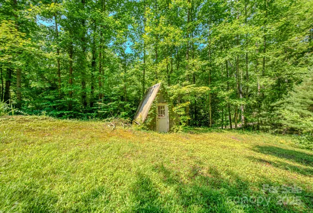 a view of a yard with basketball court