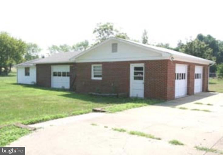 6504 Horseshoe Road Clinton, MD 20735 - Photo 3 of 17 Garage 1