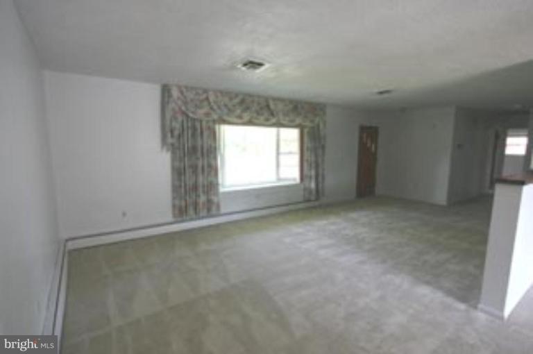 6504 Horseshoe Road Clinton, MD 20735 - Photo 6 of 17 Living Room
