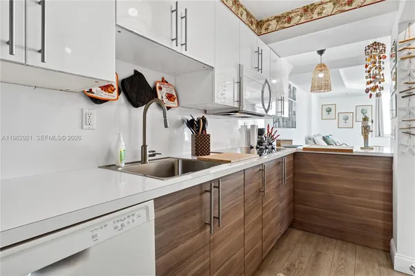 $2,300 | 1255 Collins Avenue, Unit 508, Miami Beach, FL 33139