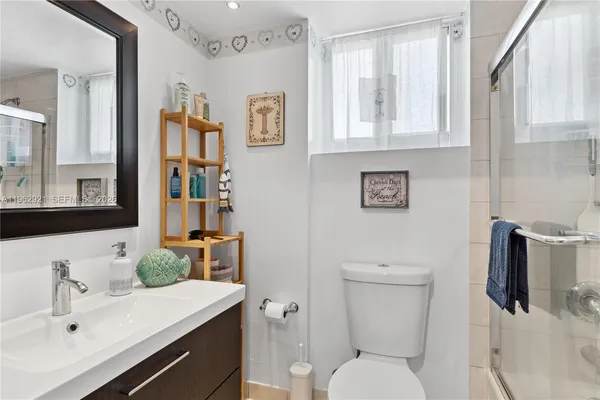 $2,300 | 1255 Collins Avenue, Unit 508, Miami Beach, FL 33139